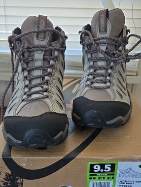 Oboz Women's Sawtooth 9.5 Mid BDRY Color Taupe and Black Hiking Boots - Iceberg
